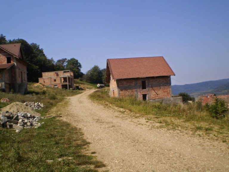 Se acordă terenuri pentru tinerii care vor locuințe