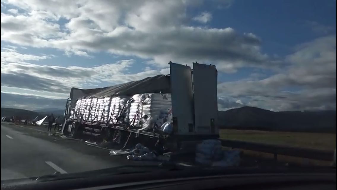 Trafic îngreunat pe autostradă din cauza unui accident între două TIR-uri