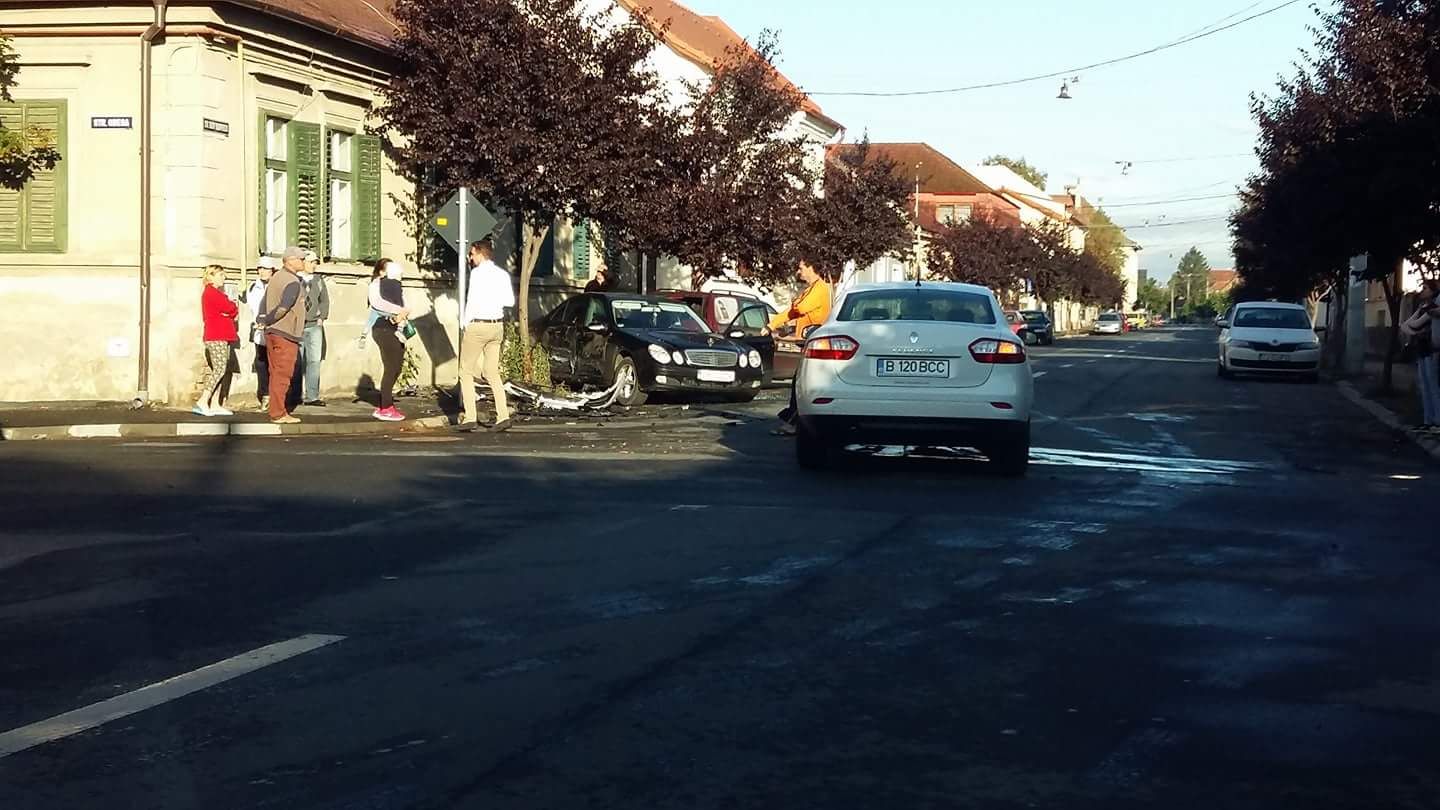 FOTO: Accident pe strada Tudor Vladimirescu, o femeie şi un copil au fost răniţi