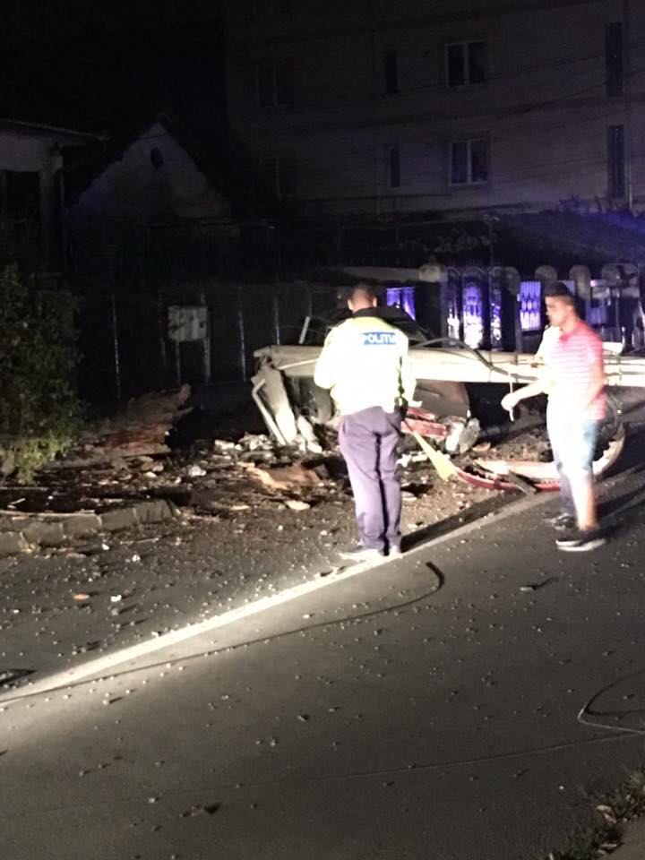 FOTO: Un şofer băut a dărâmat un stâlp iar apoi a fugit de la locul accidentului