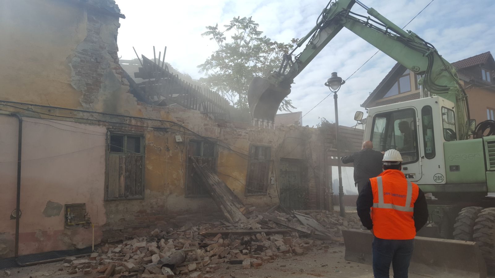 Primăria demolează o casă de pe strada Zidului. FOTO/ VIDEO