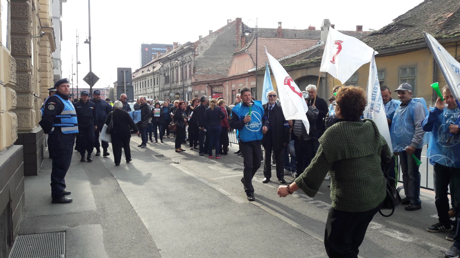 FOTO-VIDEO: Zeci de sindicaliști au protestat la Prefectură