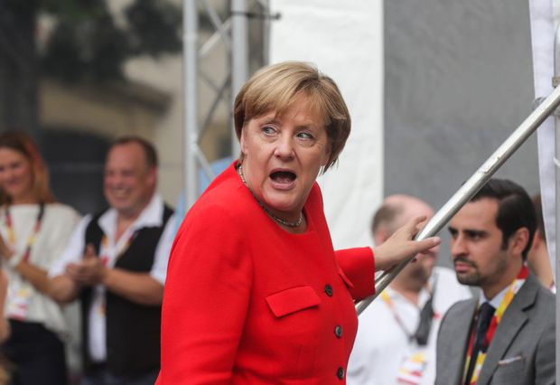 Angela Merkel a fost atacată cu roșii la un miting electoral
