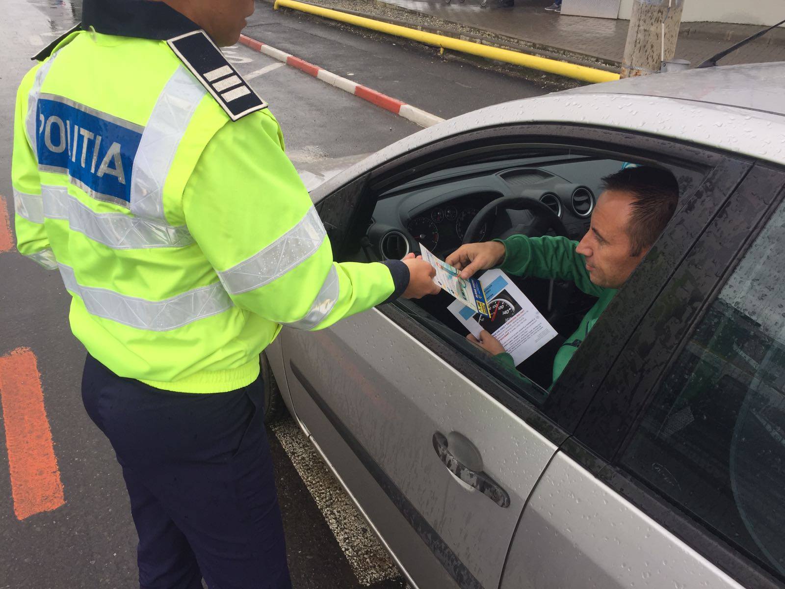 FOTO: Poliţiştii au reţinut zeci de permise şi au aplicat peste 800 de amenzi