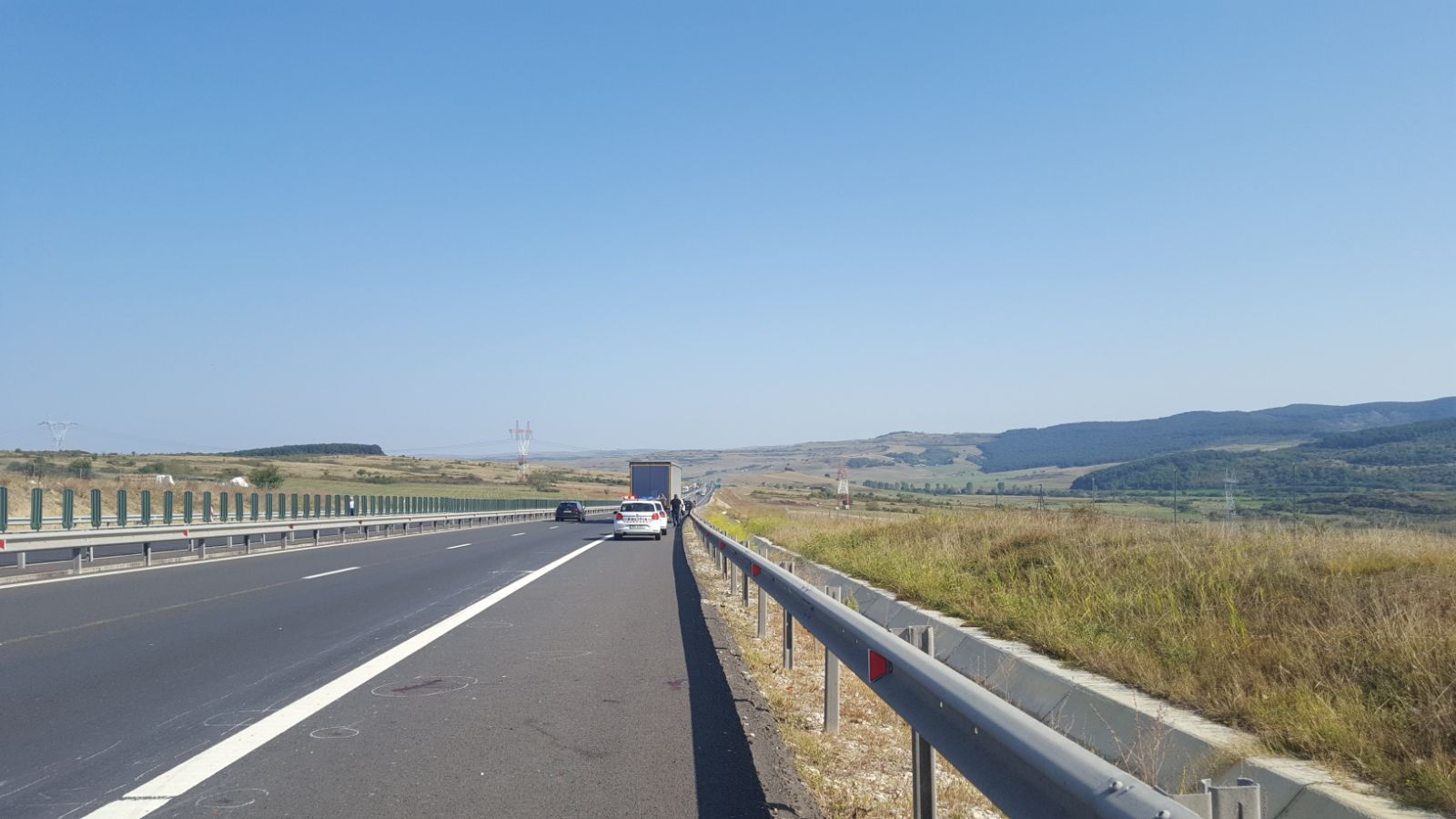 FOTO: Accident grav pe autostradă, un poliţist este în comă