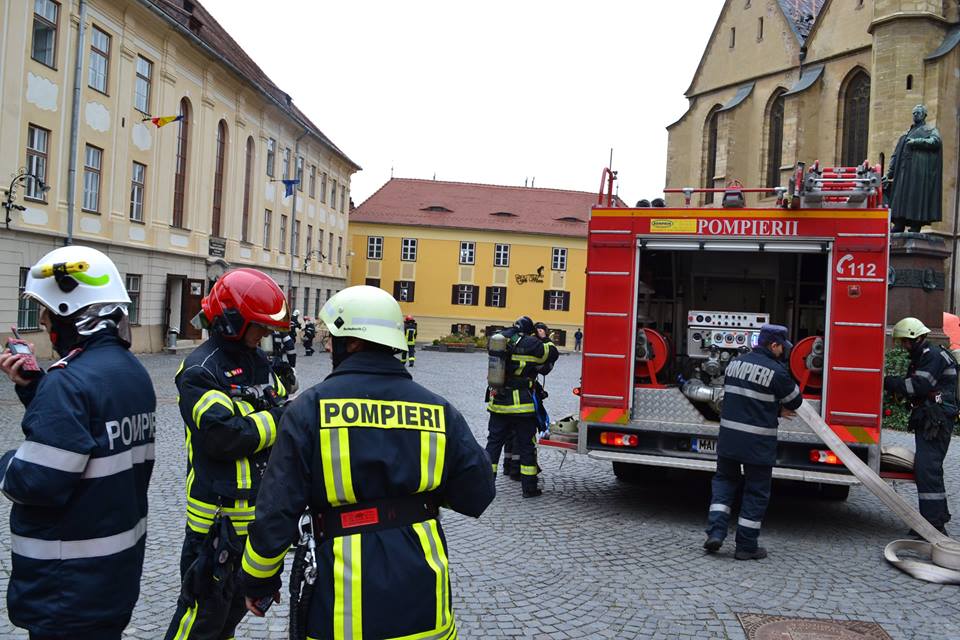 GALERIE FOTO: Exerciţiu ISU Sibiu, la Colegiul Brukenthal