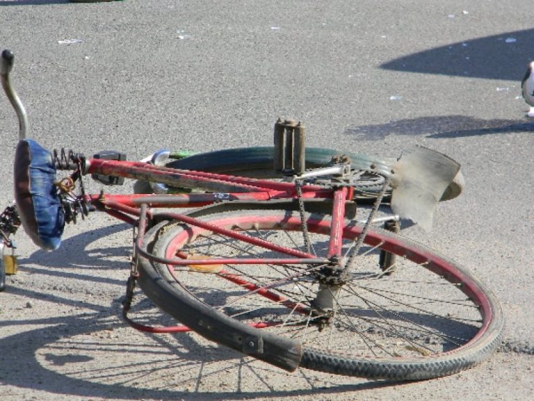 Bărbat decedat după ce a intrat cu bicicleta într-un stâlp, pe strada Ștefan cel Mare