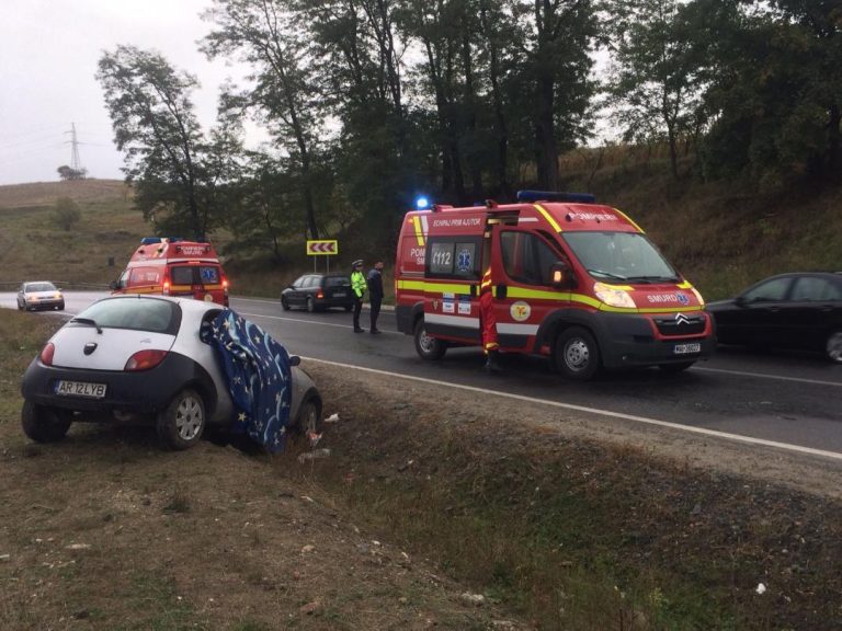 O șoferiță de 78 de ani s-a răsturnat cu mașina