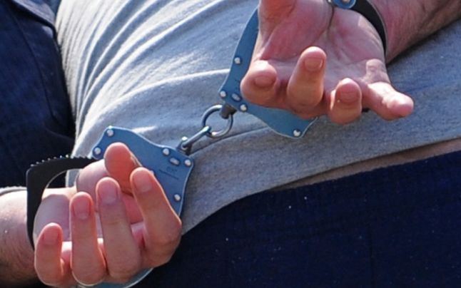 Doi tâlhari minori: au bătut un tânăr și i-au furat borseta