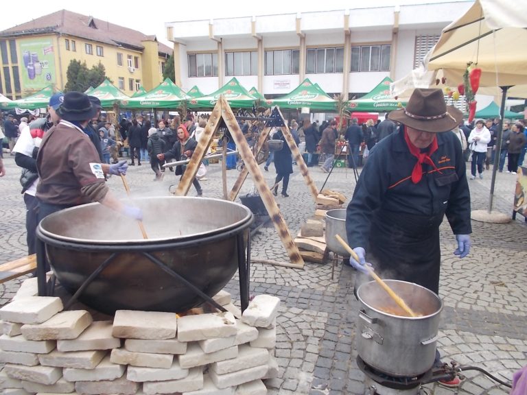 GALERIE FOTO – Peste 2.000 de porții de gulyaș la Festivalul Recoltei