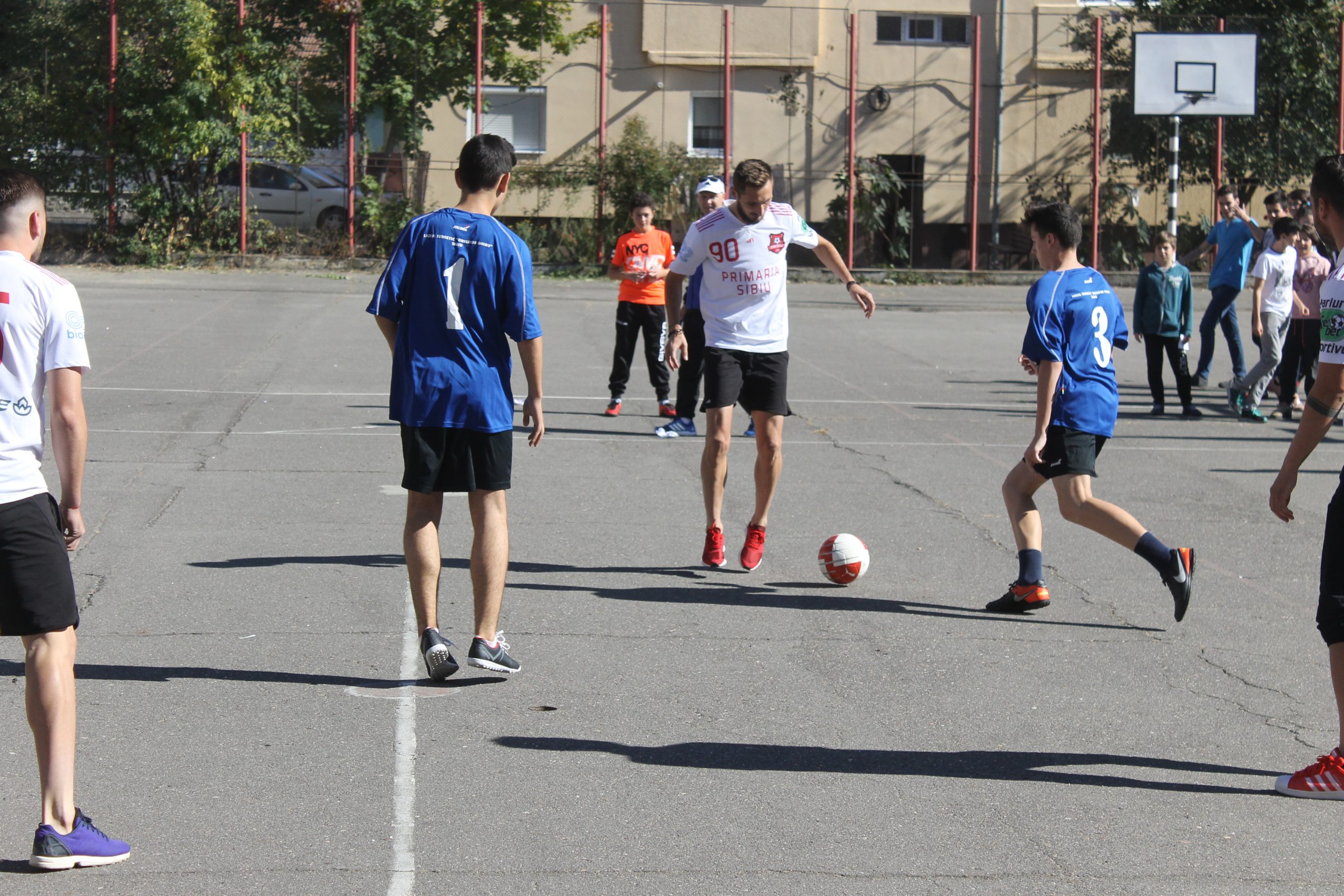 Fotbaliștii de la Hermannstadt au fost în vizită la Liceul Teoretic „Onisifor Ghibu”