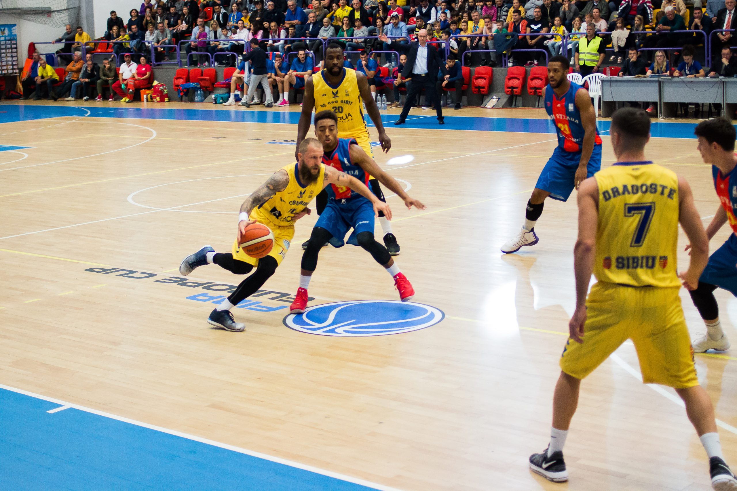 CSU Sibiu a învins pe Steaua la 14 puncte! Americanul Capers s-a accidentat și a fost dus la urgențe