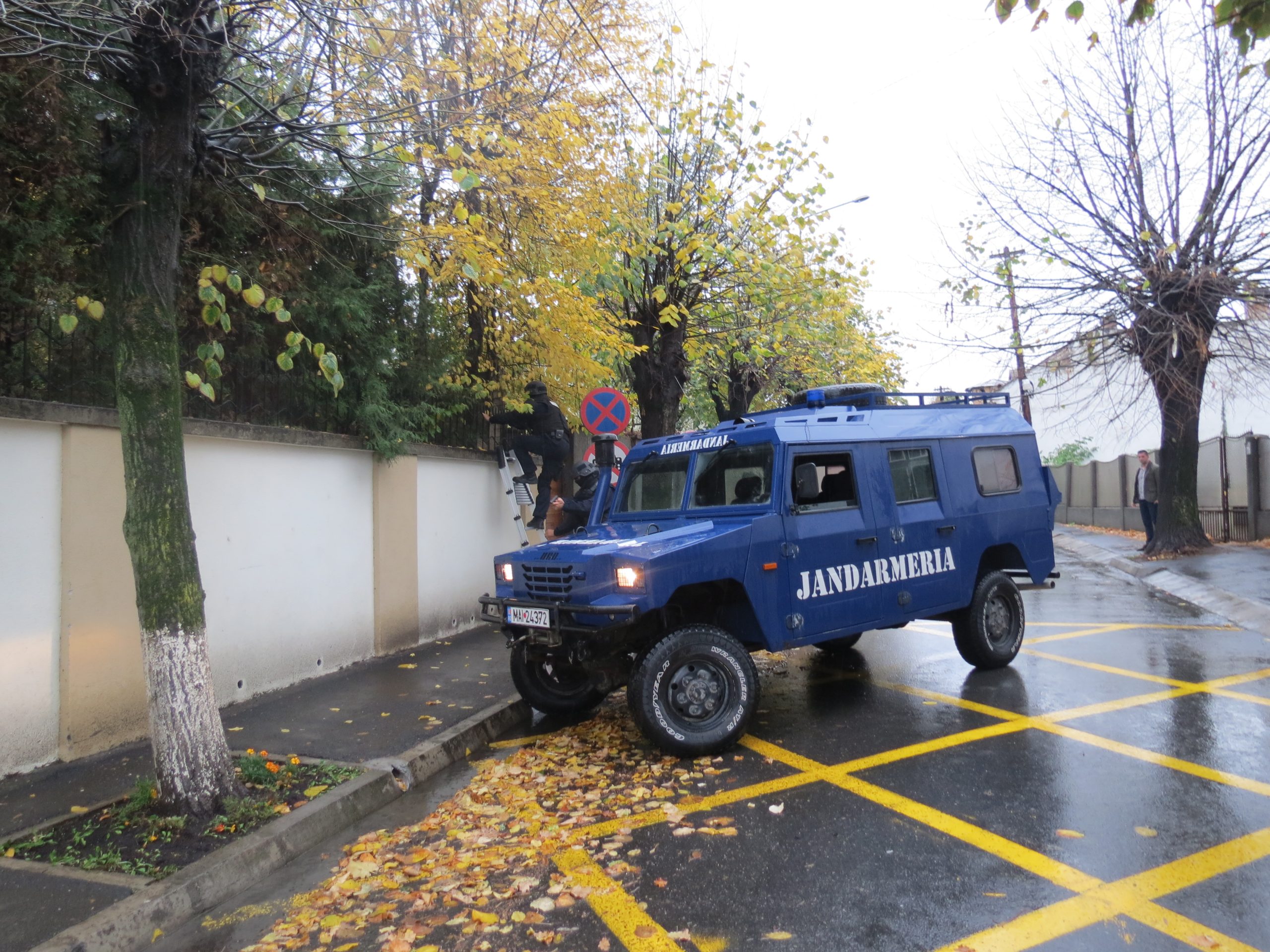FOTO/ VIDEO: Atac la Consulatul Germaniei, acţiune specială a jandarmilor şi poliţiştilor