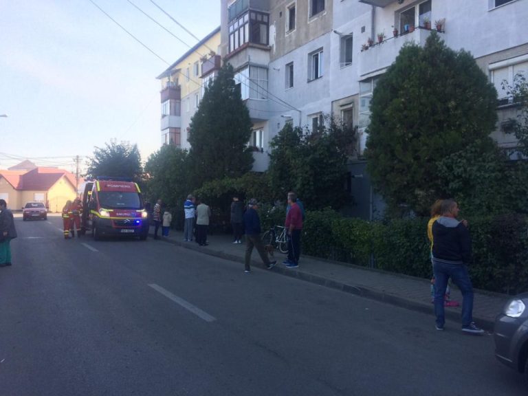 GALERIE FOTO – Incendiu într-un apartament. 16 persoane au fost evacuate