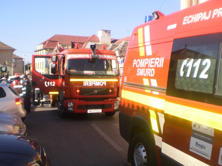 Stâlp de electricitate cuprins de un incendiu