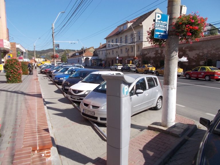 De luni funcționeaza sistemul de plată a parcării prin SMS