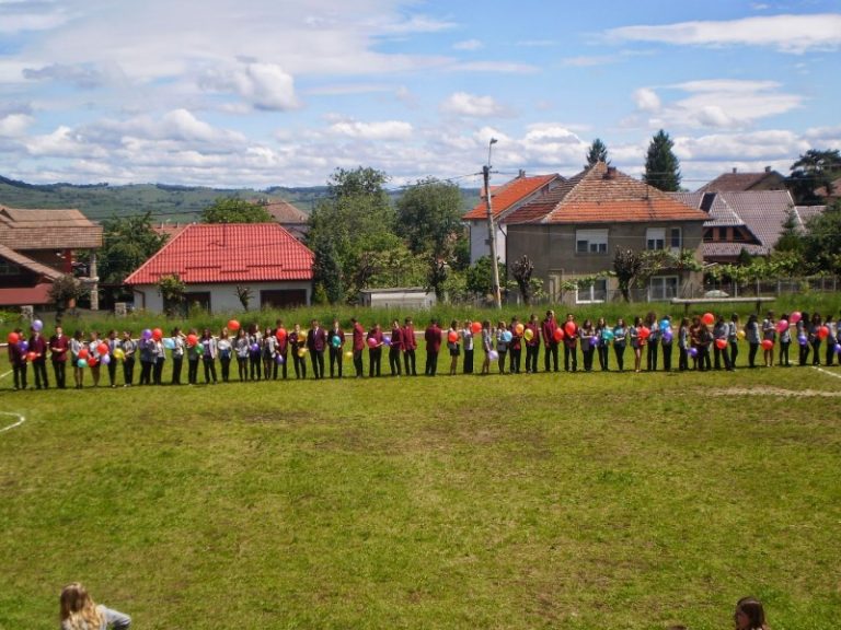 Miniteren de fotbal cu gazon sintetic