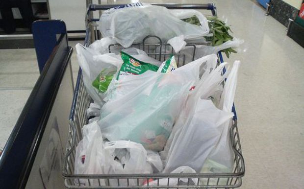 Pungile din plastic subțire vor fi interzise la comercializare, în România