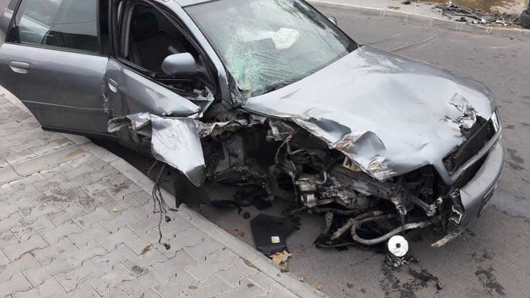 FOTO – Băut bine și cu viteză, și-a făcut mașina praf într-un gard