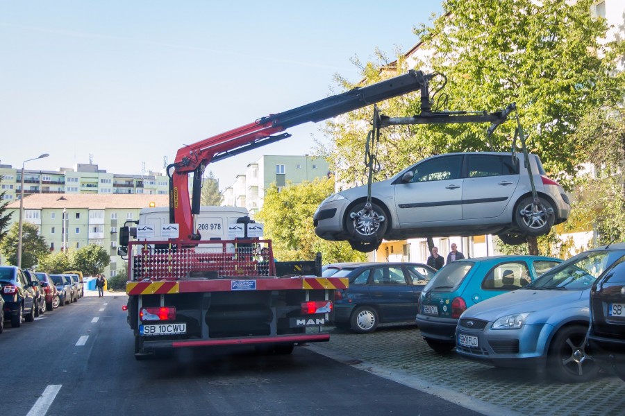 Mașinile parcate neregulamentar vor fi ridicate de pe locurile speciale