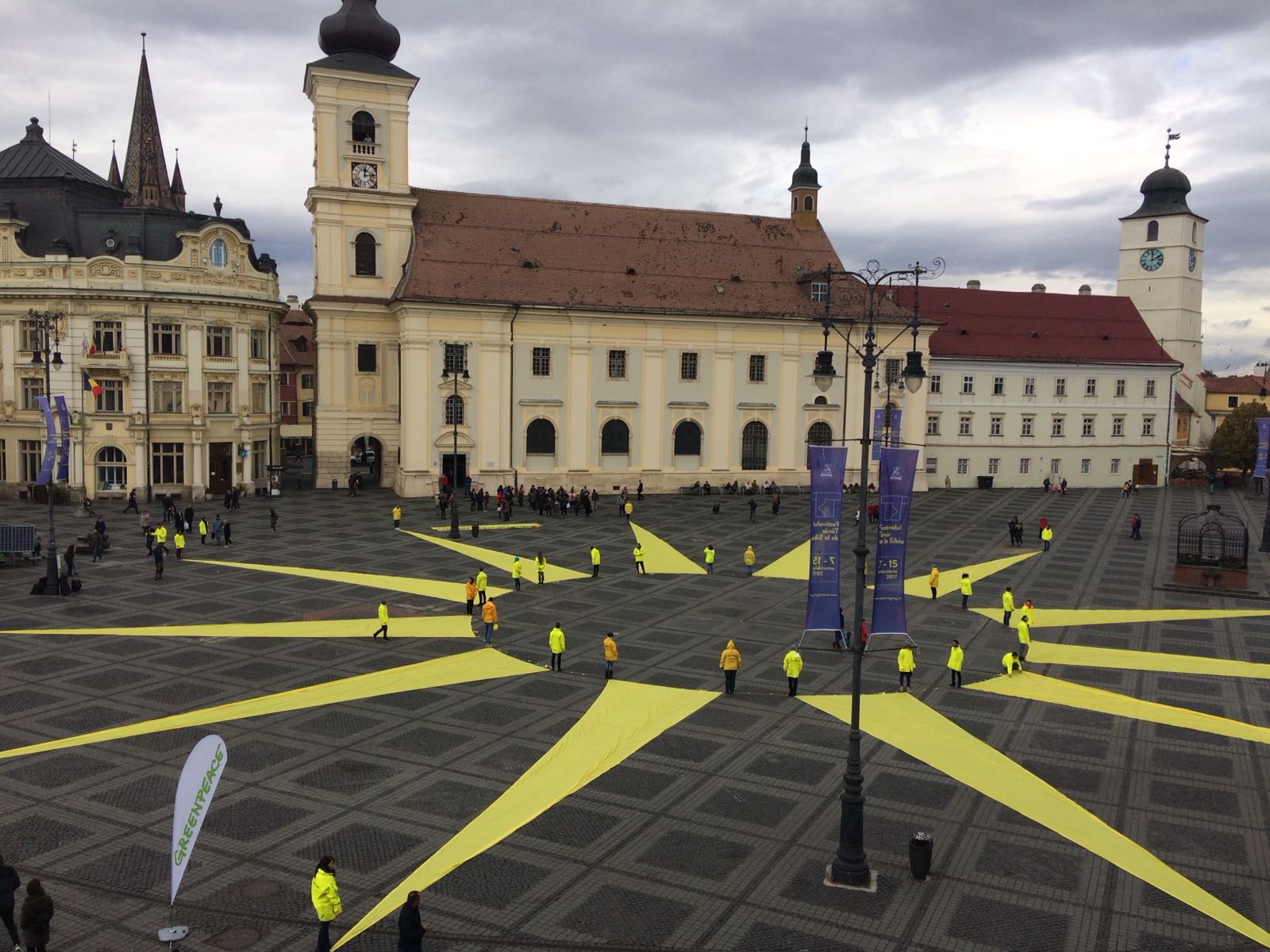 Soare pe asfalt în Piața Mare