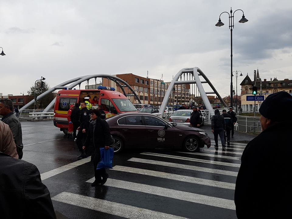 Accident pe podul de la Piaţa Cibin, un şofer a trecut pe roşu