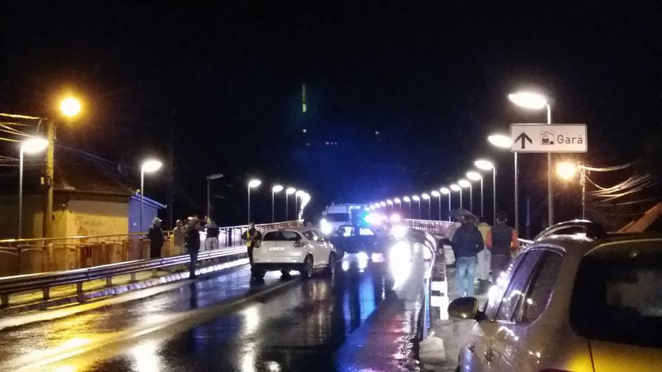 Accident pe Podul Gării provocat de un şofer băut, o femeie este rănită