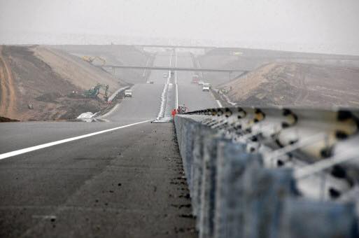 Noi fisuri și crăpături pe autostrada Sibiu – Orăștie