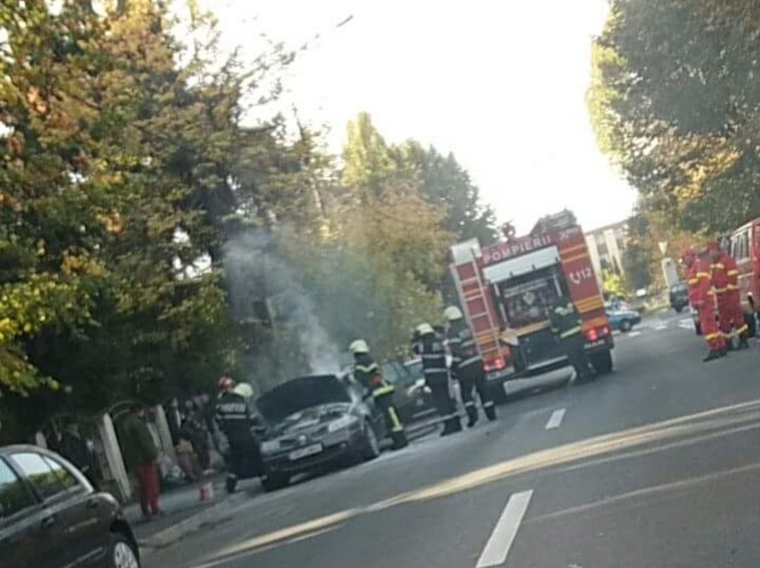 O maşină a luat foc pe Bulevardul Victoriei, pompierii au intervenit de urgenţă