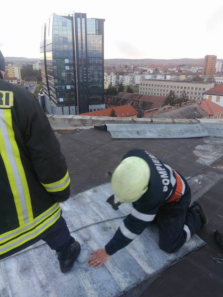 FOTO: Vântul a desprins bucăți de tablă de pe un bloc din Sibiu, a fost nevoie de intervenția pompierilor