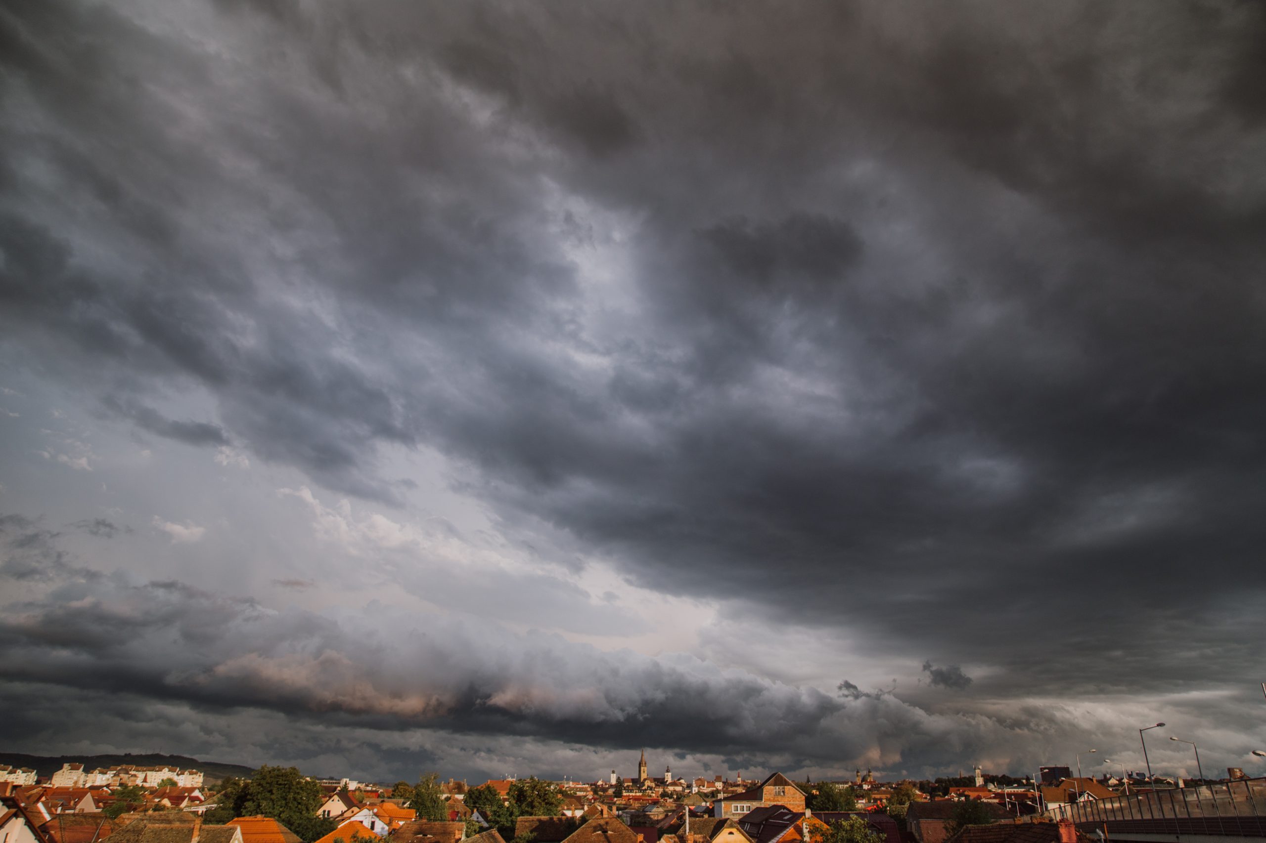 Week-end cu vânt și precipitații