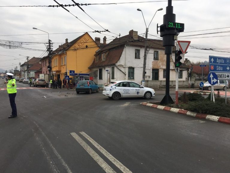 GALERIE FOTO – Două autoturisme s-au ciocnit pe Avram Iancu. O persoană a fost rănită