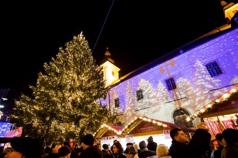 Bradul de Crăciun sosește astăzi, în Piața Mare din Sibiu