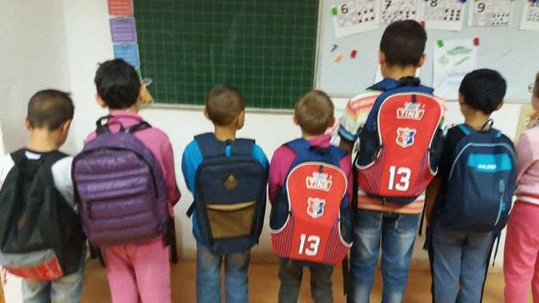 GALERIE FOTO – „Donează un ghiozdan” a continuat și după începerea anului școlar