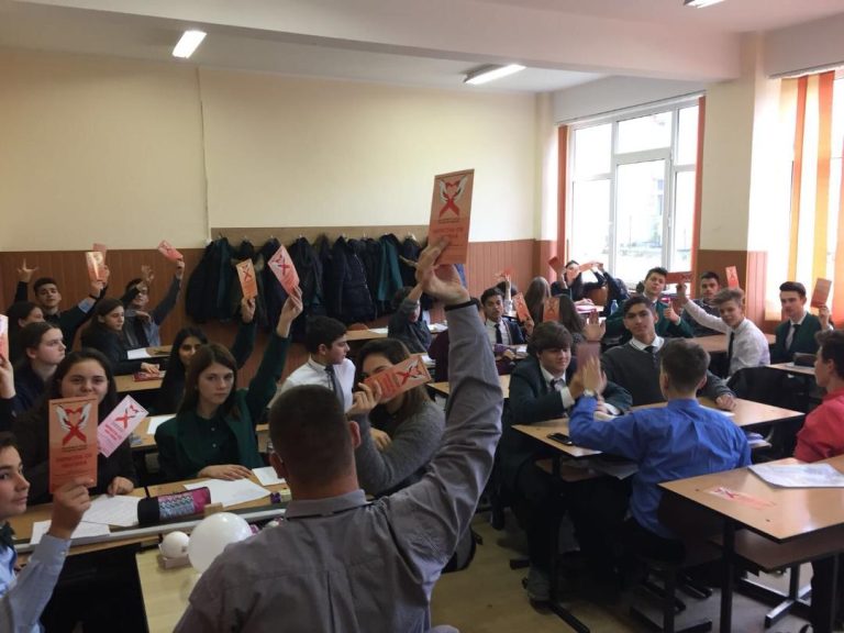 Campanie de informare în școli despre infecția cu HIV