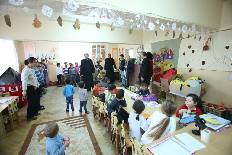 GALERIE FOTO – Ghiozdane și rechizite pentru copiii din localitatea sibiană Coveș
