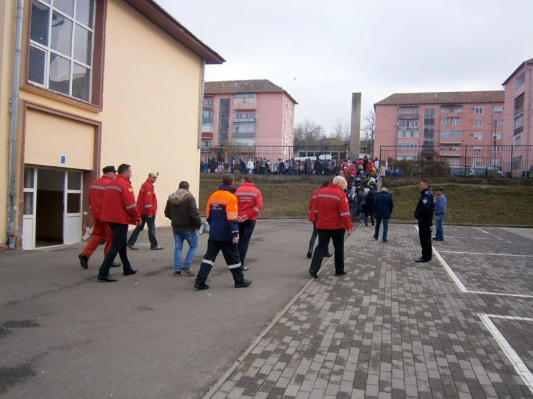 GALERIE FOTO – Exerciţiu de alarmare la incendiu, în unităţile şcolare copşene