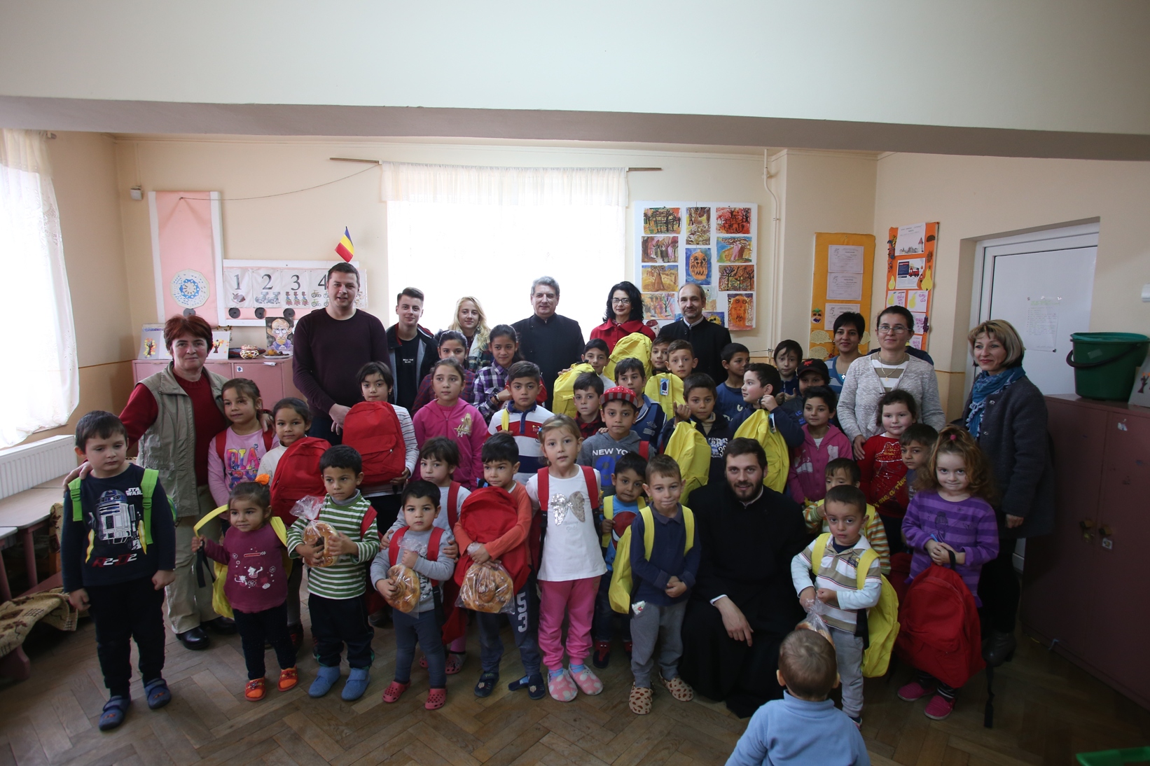 Ghiozdane și rechizite pentru copiii din Coveș, Sibiu