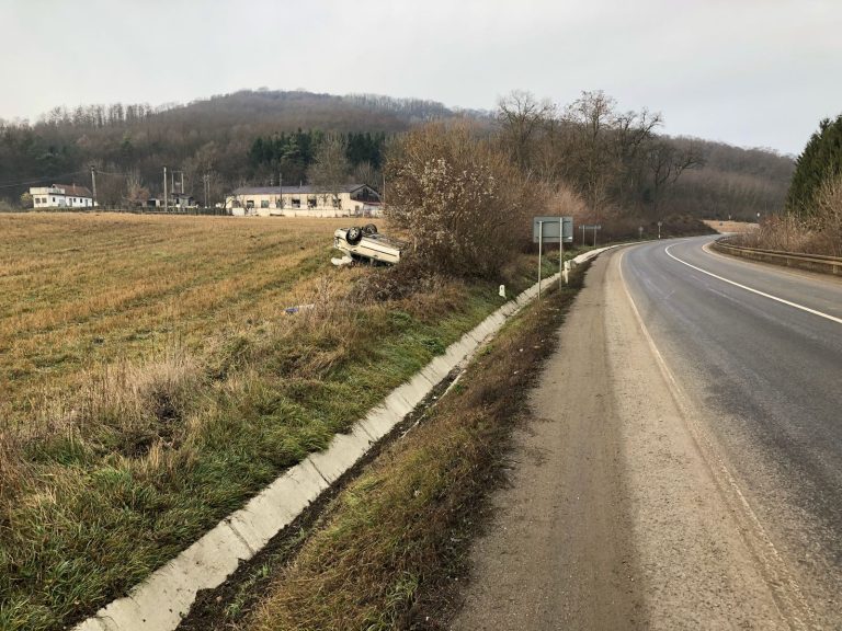 FOTO – S-a răsturnat cu mașina pe DN 14