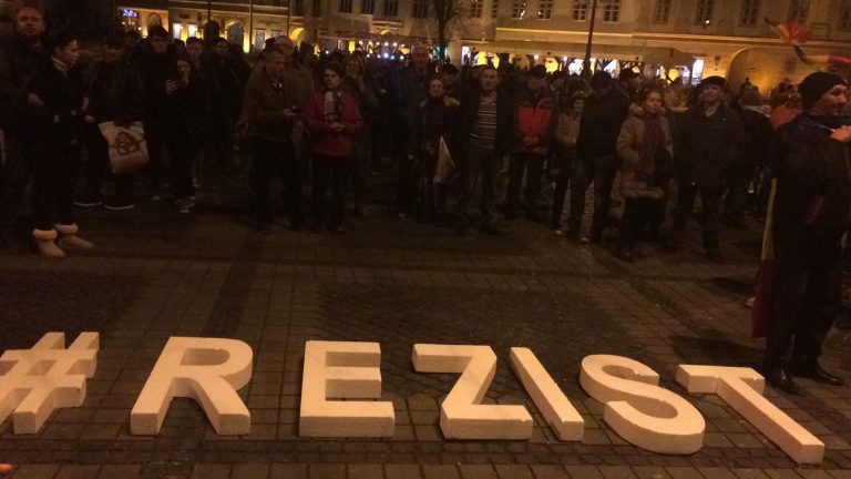 Sute de persoane la protestul din Piața Victoriei; manifestații și în Brașov, Cluj-Napoca, Craiova și Sibiu