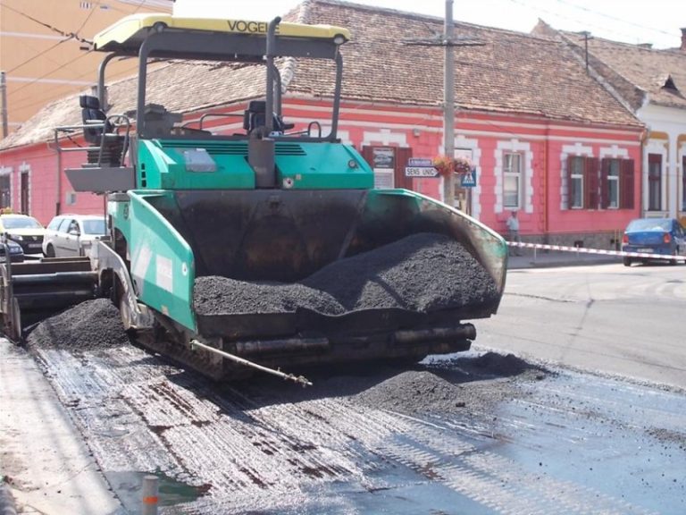 Stradă asfaltată în zona centrală