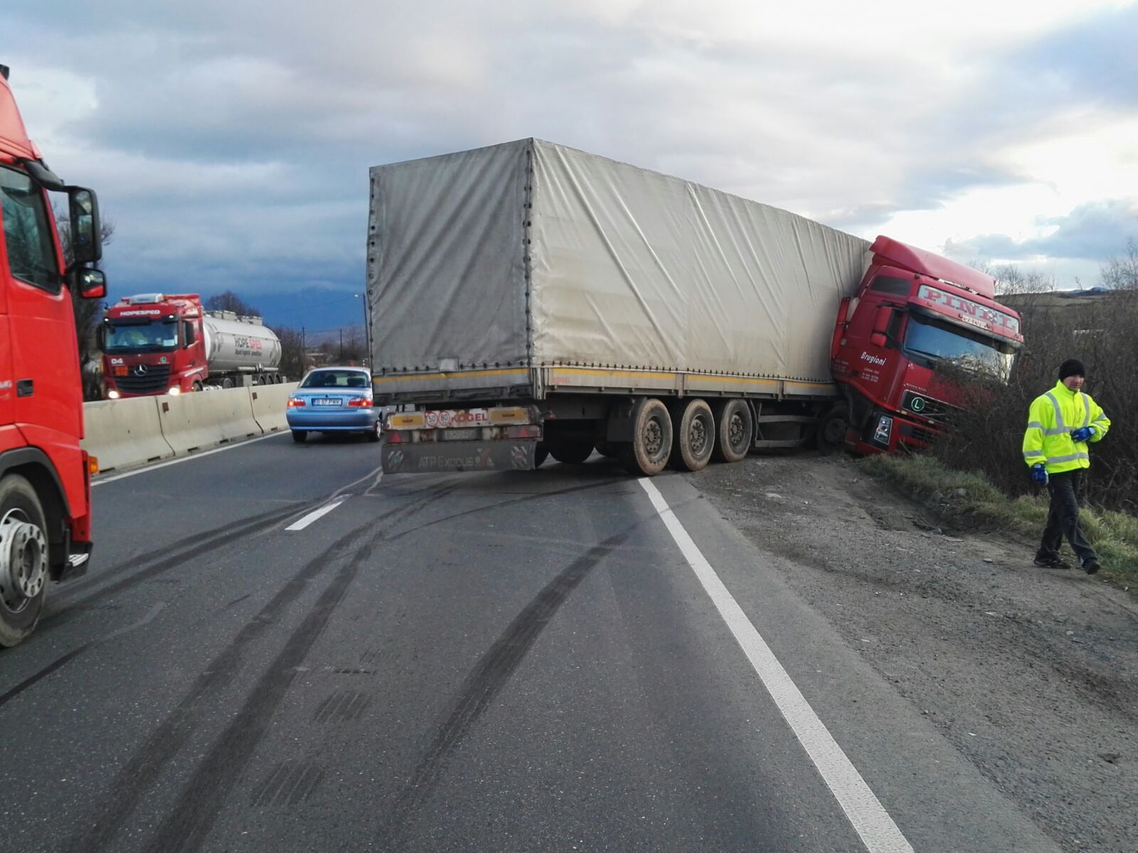 FOTO: Trafic restricționat la Veștem din cauza unui TIR care a derapat