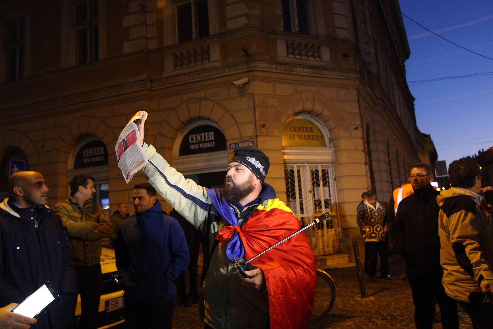 Protest în faţa sediului PSD Sibiu, în aşteptarea lui Liviu Dragnea şi Mihai Tudose