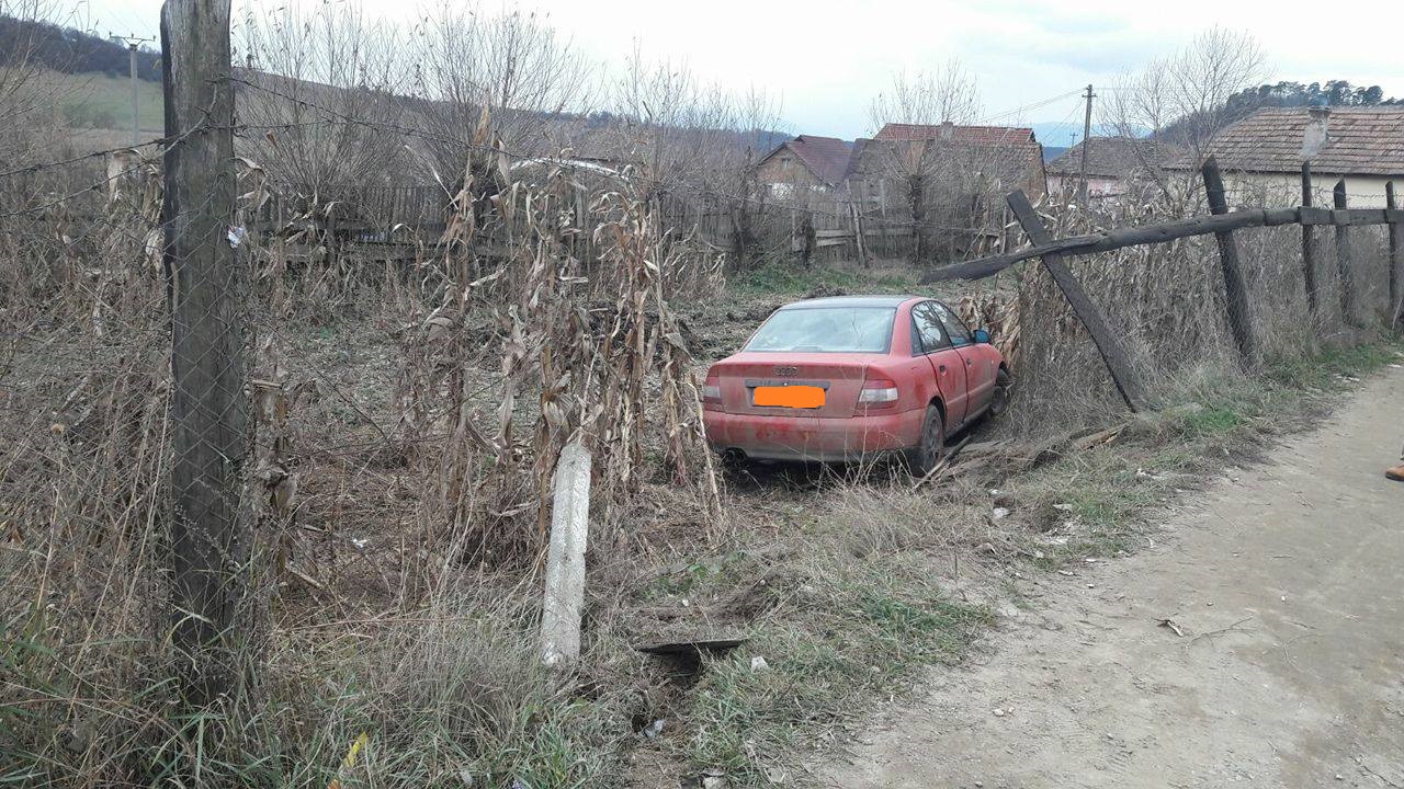 FOTO: Șofer fără permis a fugit de polițiști și s-a izbit cu mașina într-un gard
