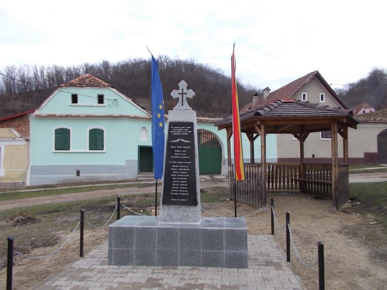 GALERIE FOTO – A fost ridicat un Monument al Eroilor în satul Șoala
