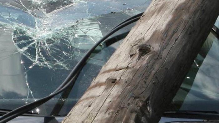 Un șofer de 71 de ani, băut, s-a izbit cu mașina de un stâlp