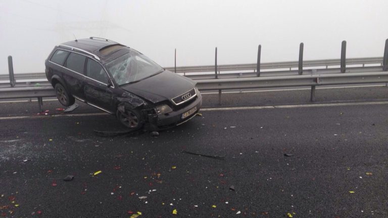 GALERIE FOTO – Accident pe A 1: Autoturism proiectat într-un TIR