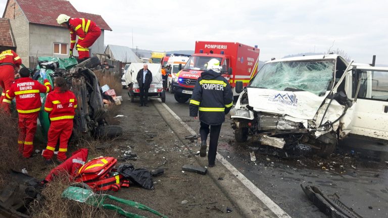 UPDATE FOTO/ VIDEO: Accident teribil: Impact între două microbuze