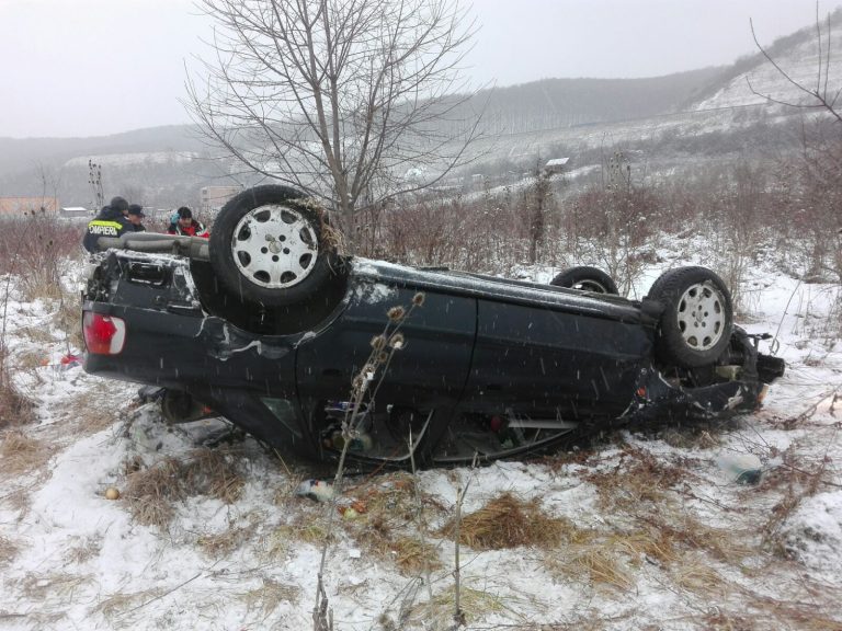 FOTO – 4 persoane rănite pe DN 1, după ce o mașină s-a răsturnat