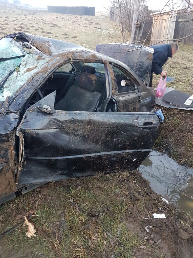 GALERIE FOTO – Și-a distrus mașina într-un accident rutier